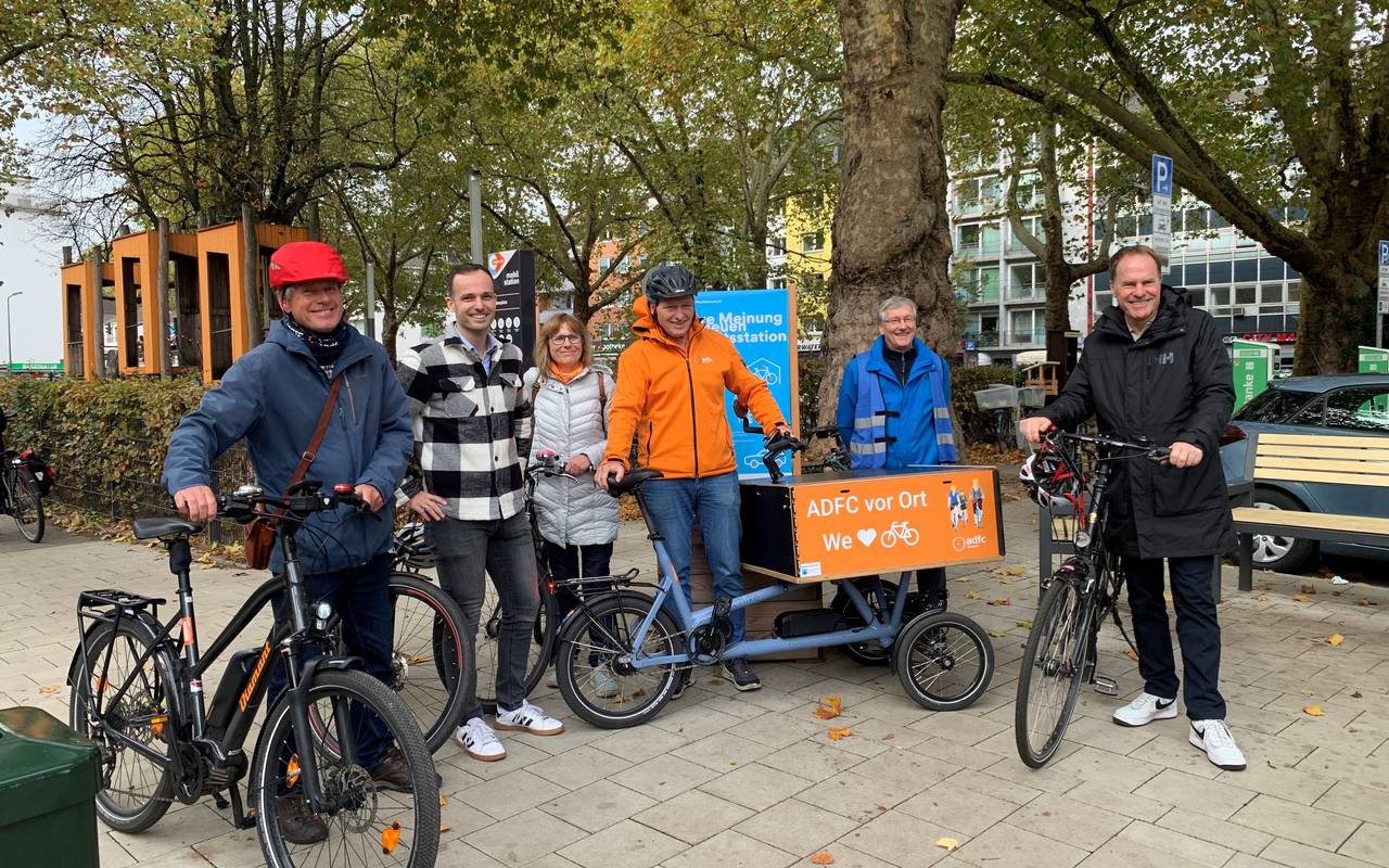 Mehrere Menschen vom ADFC gemeinsam mit OB Stephan Keller und mehreren Fahrrädern.