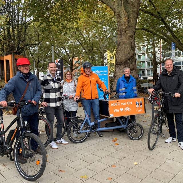 Mehrere Menschen vom ADFC gemeinsam mit OB Stephan Keller und mehreren Fahrrädern.