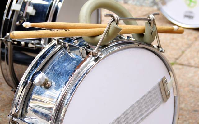 Auf diesem Bild sind Schützen aus Düsseldorf zu sehen. Sie gehören dem Sappeurcorps an und tragen eine traditionelle Uniform.