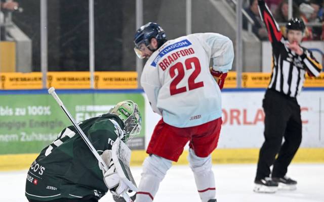 DEG-Stürmer Erik Bradford vor dem Bietigheimer Tor