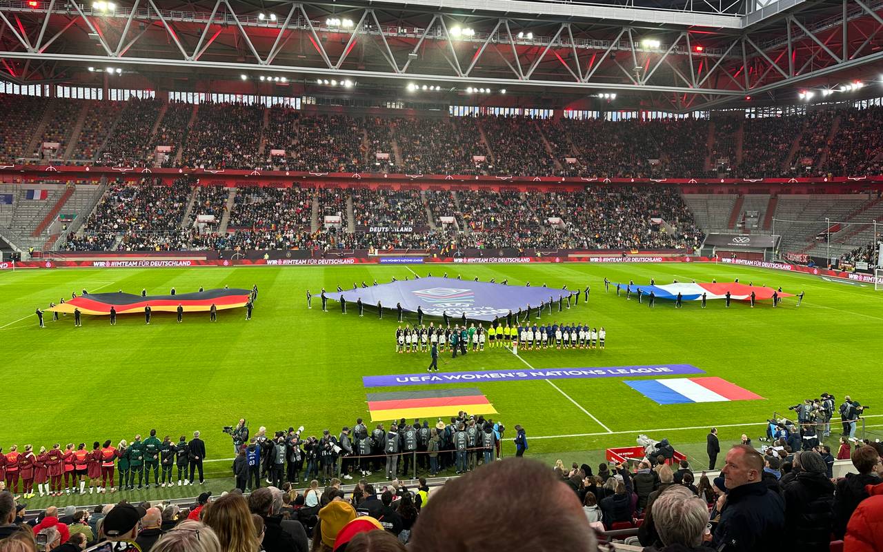 Ein Blick in die Arena vor ANpfiff mit deutscher und französischer Fahne