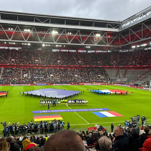 Ein Blick in die Arena vor ANpfiff mit deutscher und französischer Fahne