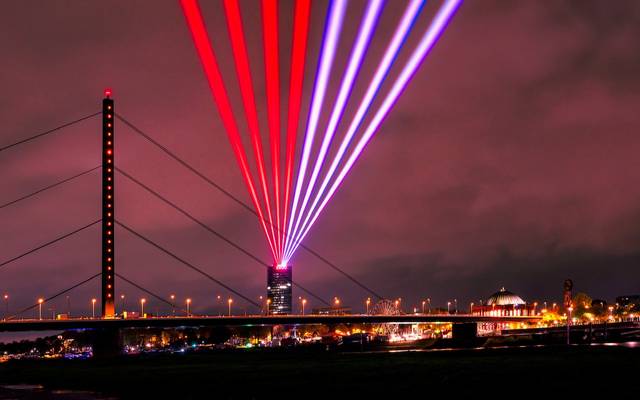 Bilder von der Laserscape „Comet of Europe". Rote Laser erleuchten den Himmel von Düsseldorf.