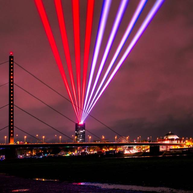 Bilder von der Laserscape „Comet of Europe". Rote Laser erleuchten den Himmel von Düsseldorf.