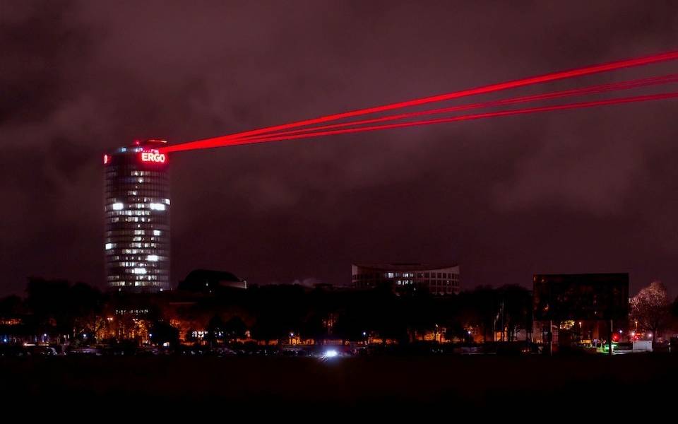 Bilder von der Laserscape „Comet of Europe". Rote Laser erleuchten den Himmel von Düsseldorf.