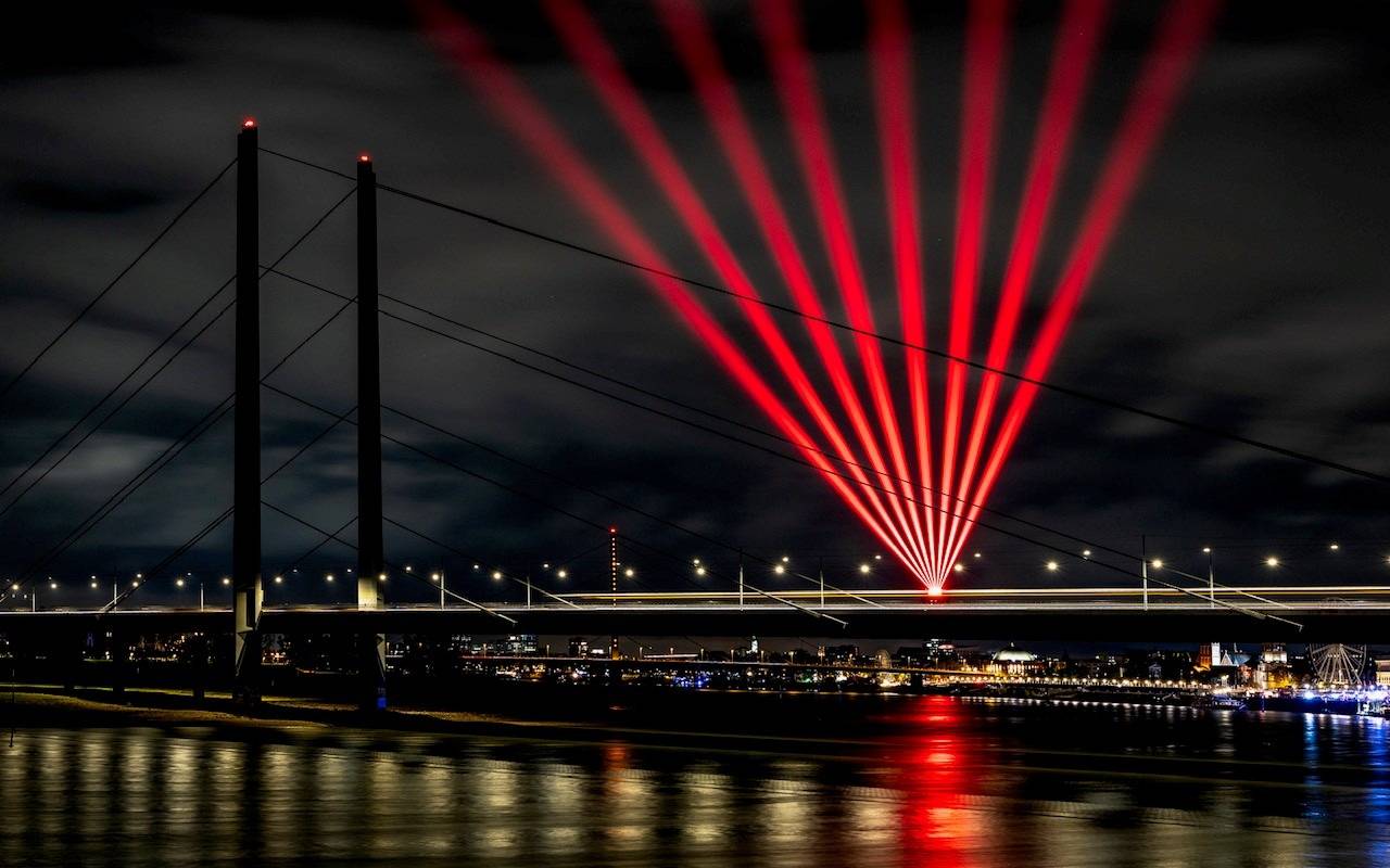Bilder von der Laserscape „Comet of Europe". Rote Laser erleuchten den Himmel von Düsseldorf.