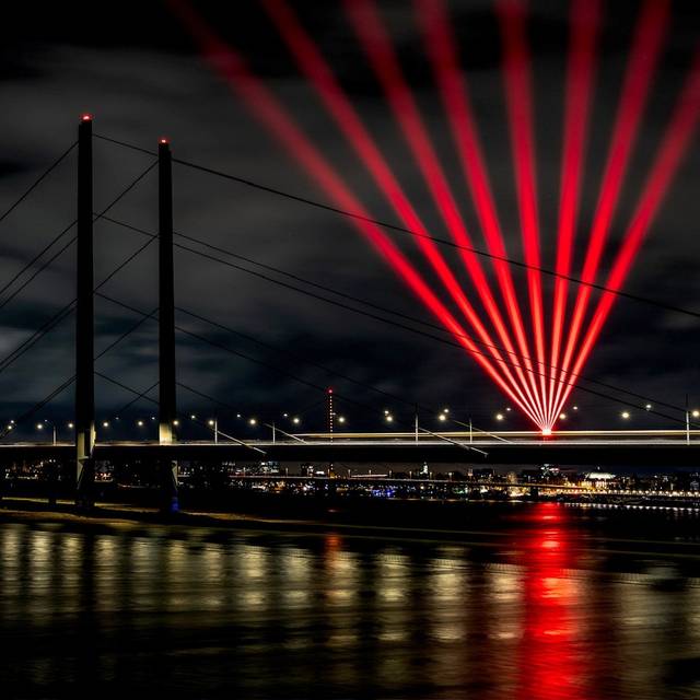 Bilder von der Laserscape „Comet of Europe". Rote Laser erleuchten den Himmel von Düsseldorf.
