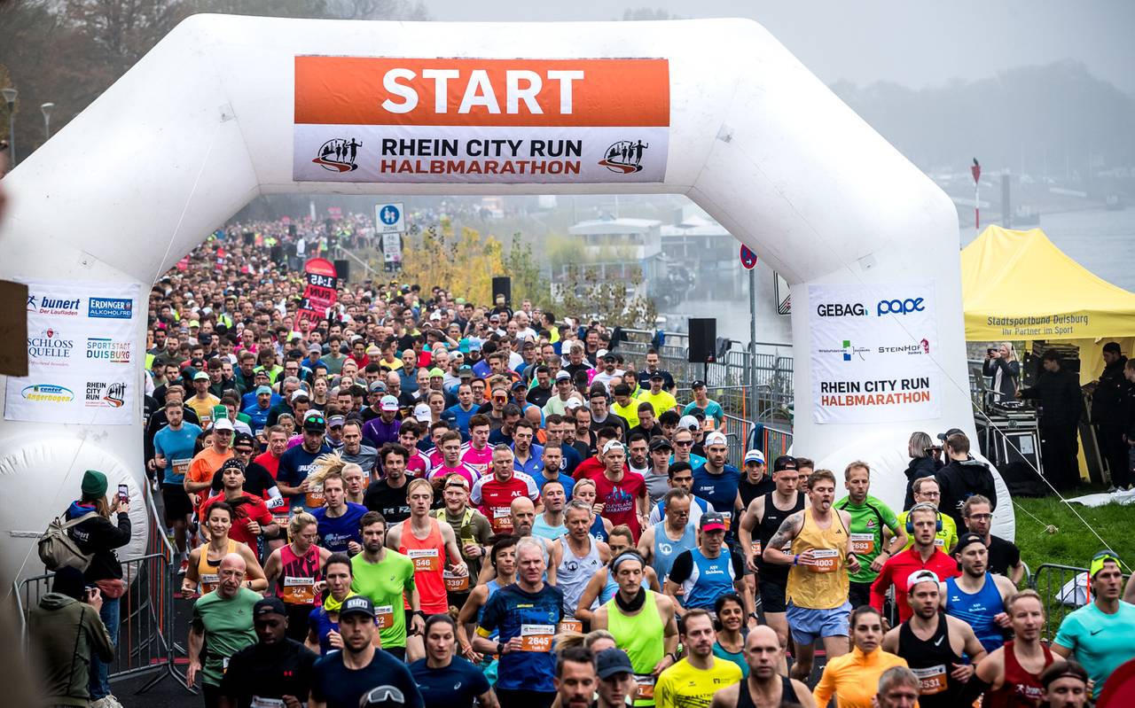 Viele Läuferinnen und Läufer beim Start des Rhein City Runs.