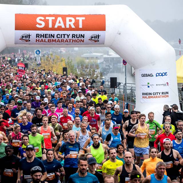 Viele Läuferinnen und Läufer beim Start des Rhein City Runs.
