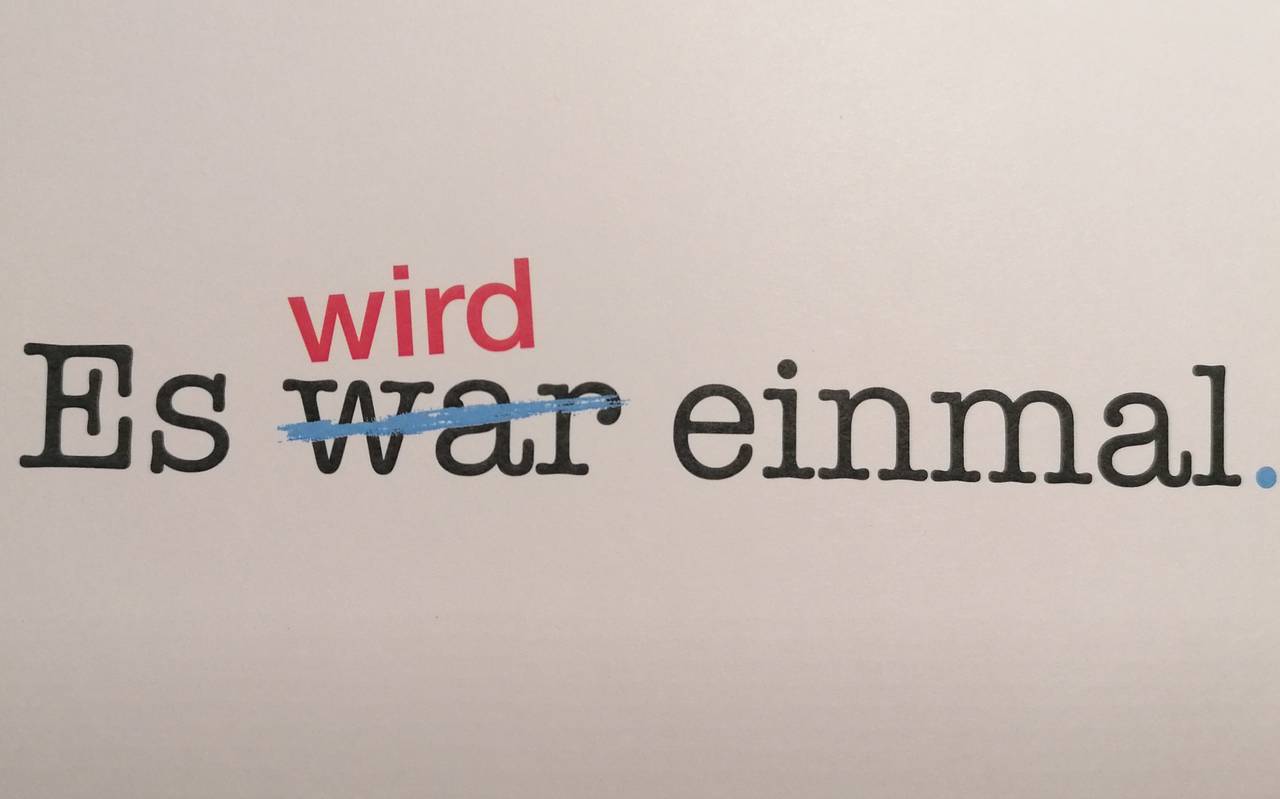 Schwarzer Schriftzug auf weißem Papier: "Es war einmal" - das "war" ist durchgestrichen. Darüber steht in roter Schrift "wird".