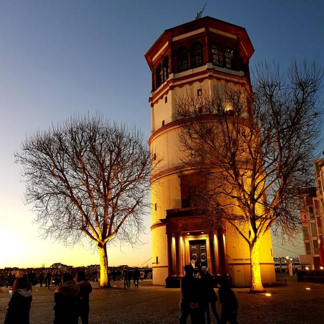 Der Schlossturm auf dem Burgplatz bei Sonnenuntergang.