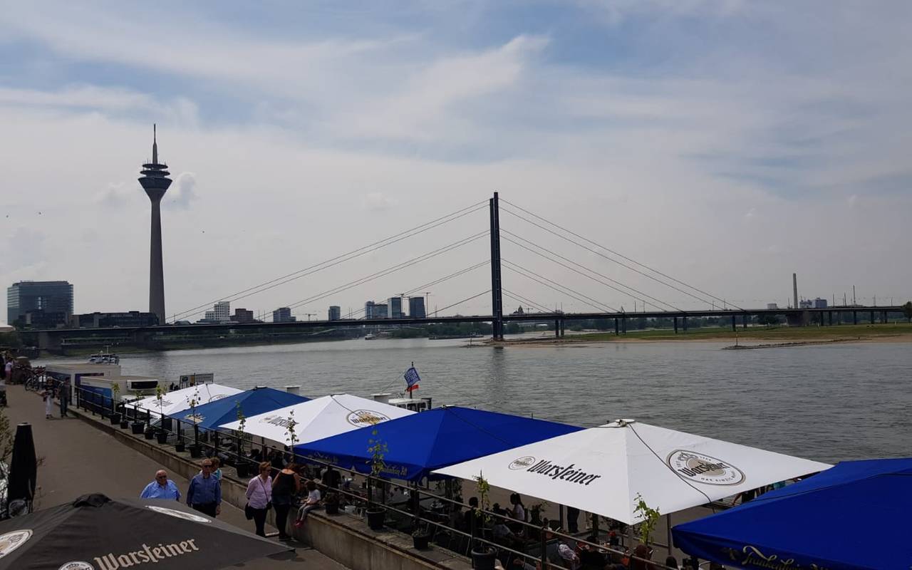 Ansicht der Düsseldorfer Kasematten. Im Hintergrund sind Rheinturm und Rheinkniebrücke zu erkennen.