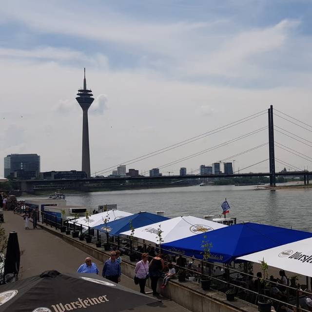 Ansicht der Düsseldorfer Kasematten. Im Hintergrund sind Rheinturm und Rheinkniebrücke zu erkennen.