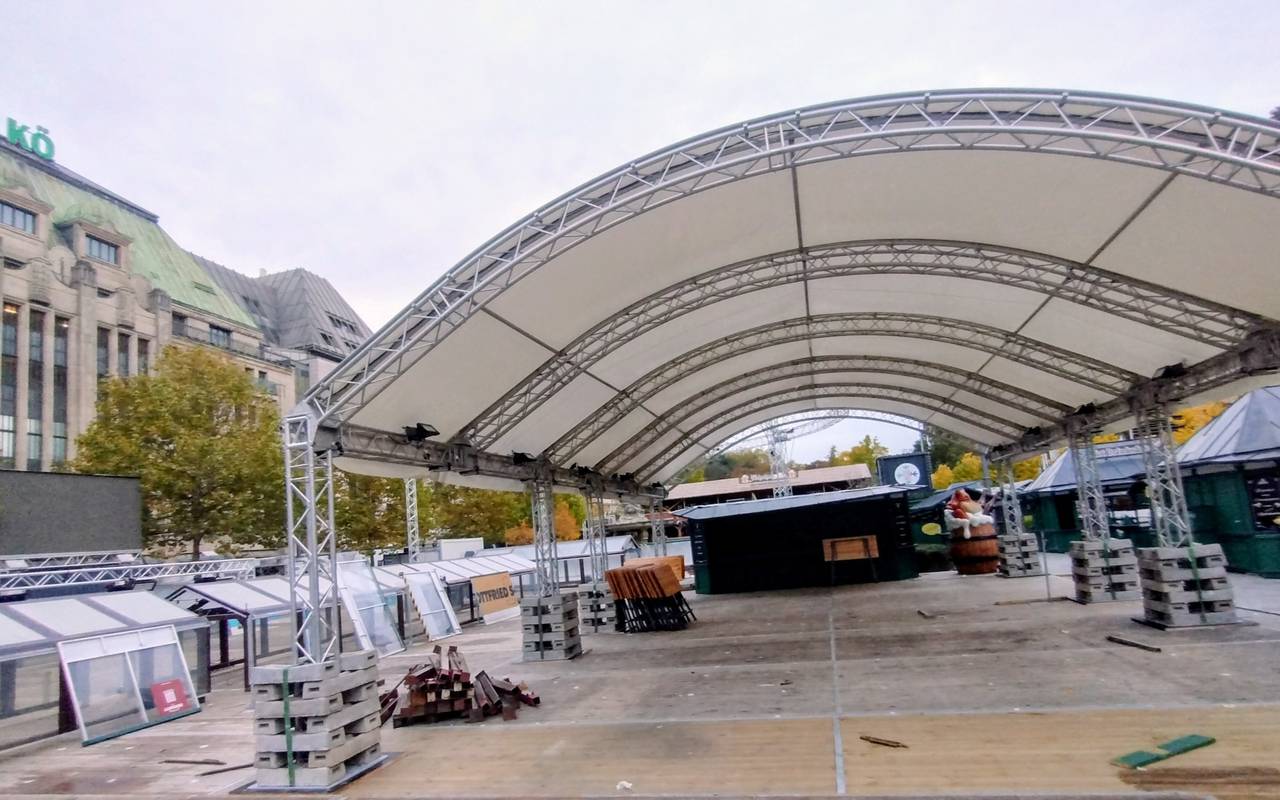 Aufbau der Eisbahn am Corneliusplatz auf der Kö. Neben dem Kaufhof erkennen wir unter anderem den Boden der späteren Eisbahn und das Zeltdach.