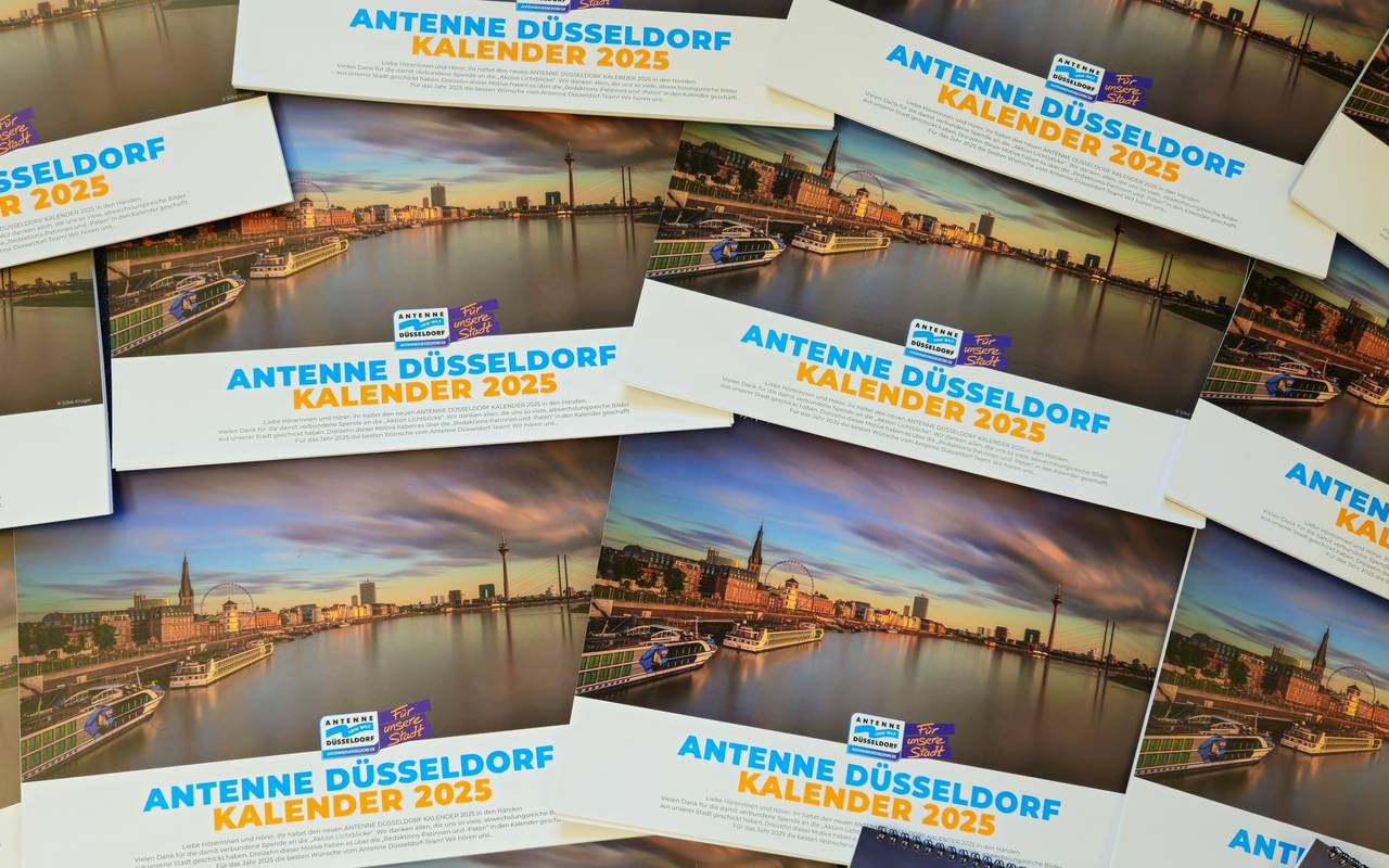 Viele Antenne Düsseldorf Kalender 2025 aufgefächert.