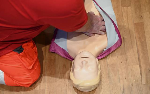 Ein Erste Hilfe-Ausbilder des Deutschen Roten Kreuzes (DRK) demonstriert eine Herz-Lungen-Wiederbelebung (HLW). (gestellte Szene)