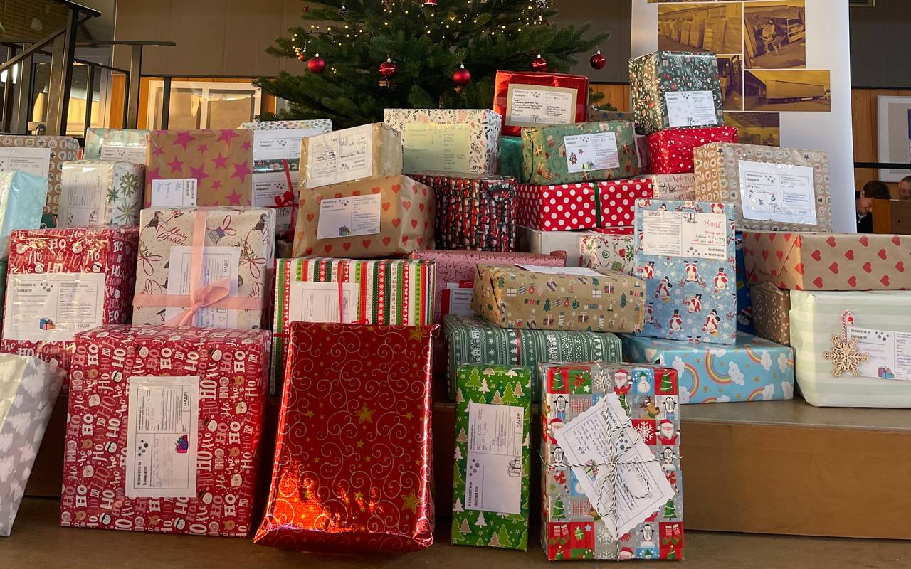 Geschenke für das Project Nadiya vor dem Weihnachtsbaum in der Marie-Curie-Schule