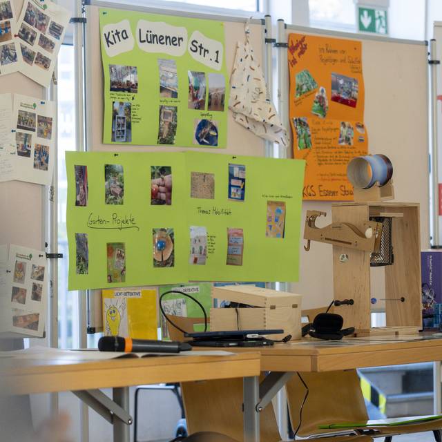 KiTas und Schulen präsentieren Energie-Projekte auf Plakaten und an Ständen.