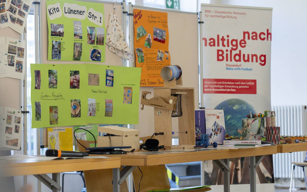 KiTas und Schulen präsentieren Energie-Projekte auf Plakaten und an Ständen.