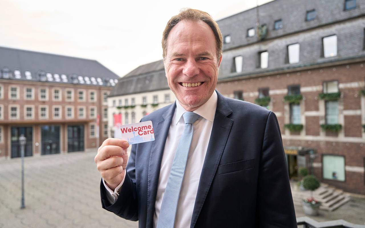 OB Keller präsentiert die neue WelcomeCard vor dem Düsseldorfer Rathaus