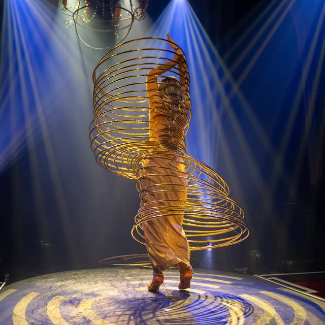 Taylor Montico mit ihrer Hula Hoop-Nummer im Apollo Varieté