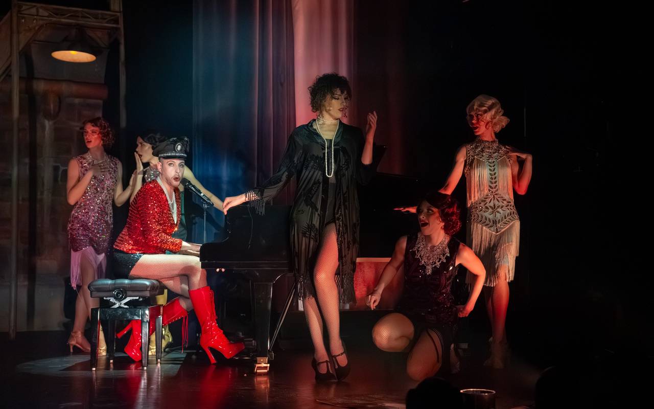 Das Ensemble der Show "Extravaganza" im Apollo Varieté Düsseldorf