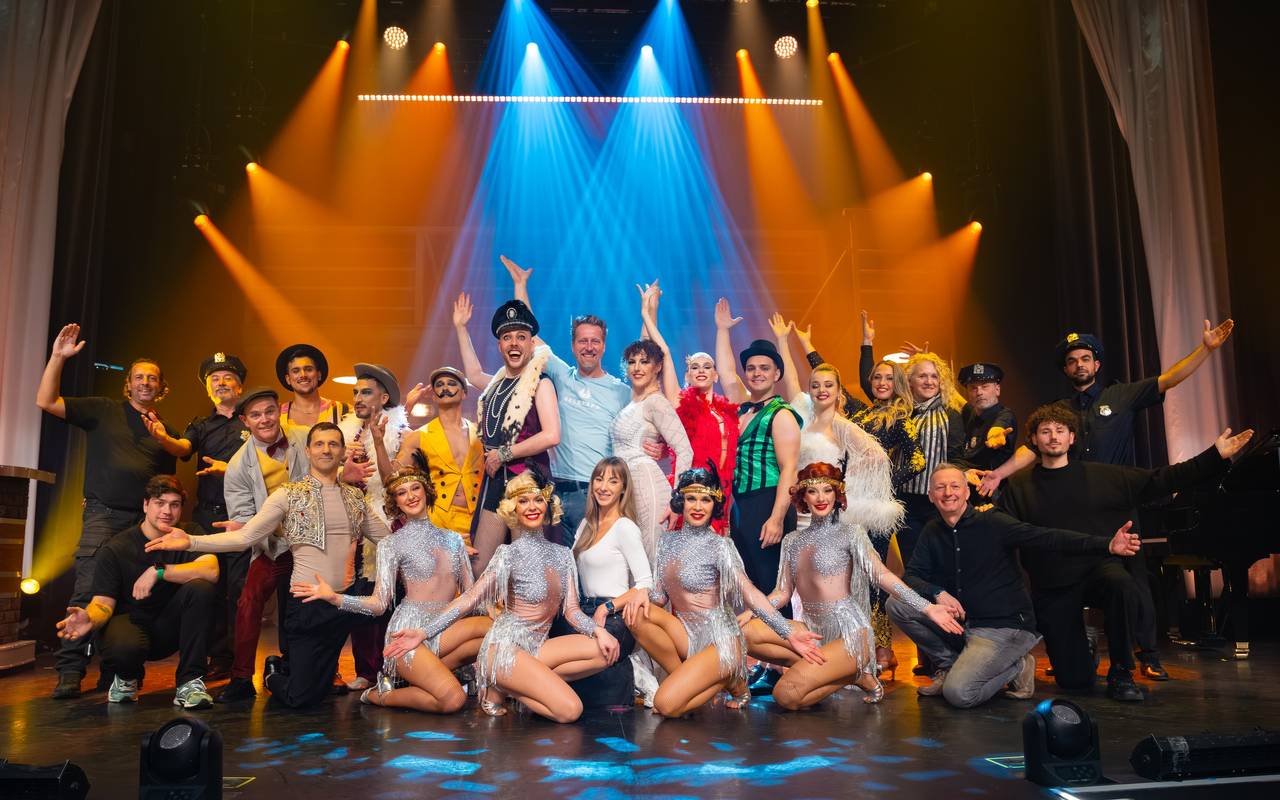 Das Ensemble der Show "Extravaganza" im Apollo Varieté Düsseldorf