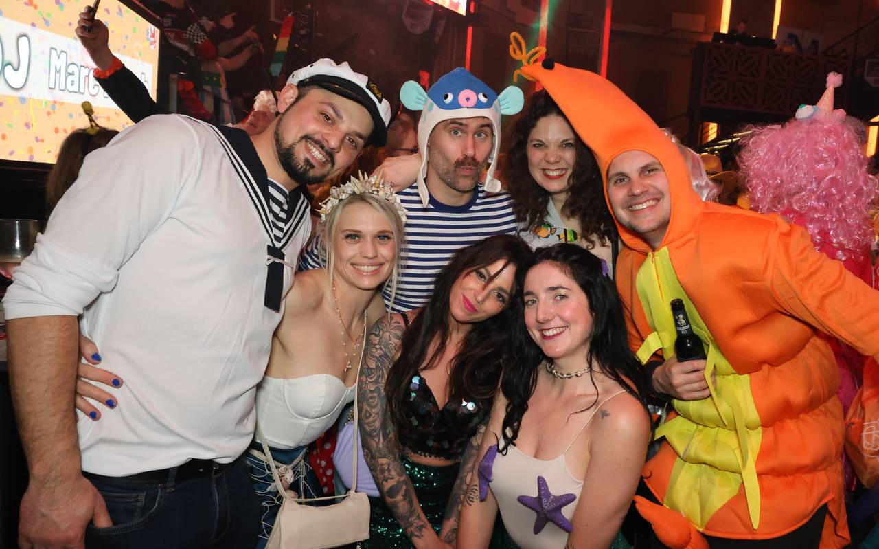 Verkleidete Menschen feiern bei der Altweiberparty von Antenne Düsseldorf in der Nachtresidenz.