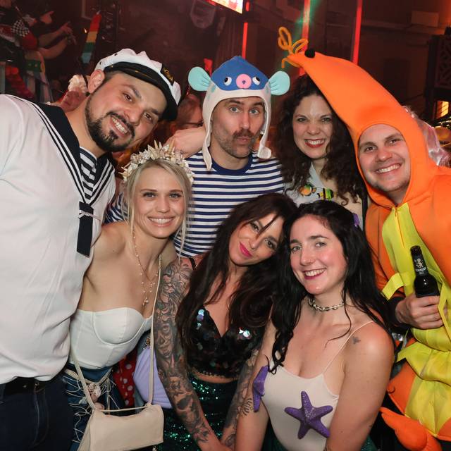 Verkleidete Menschen feiern bei der Altweiberparty von Antenne Düsseldorf in der Nachtresidenz.