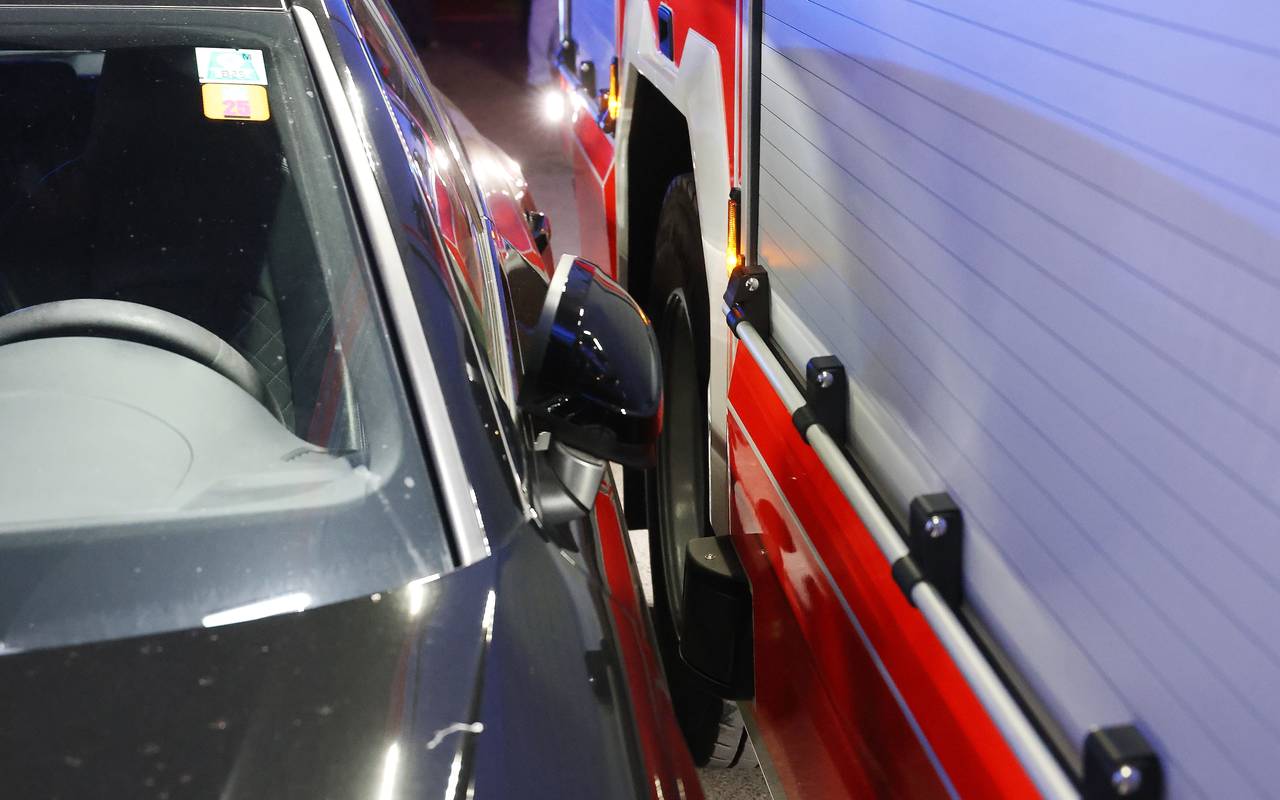 Ein Feuerwehrauto fährt nur mit knapper Not an einem geparkten Auto vorbei. Die Szene verdeutlicht, wie falsch oder eng geparkte Fahrzeuge Rettungskräften den Weg versperren und dadurch im Einsatz wertvolle Zeit verloren geht.