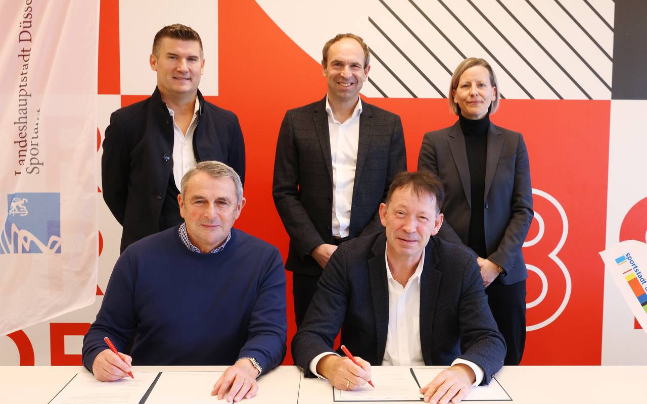 Stadtdirektor und Sportdezernent Burkhard Hintzsche unterzeichnet gemeinsam mit den Fortuna-Vorständen Klaus Allofs, Arnd Hovemann, der Leiterin des Sportamtes Eva Kulot und dem Vorstandsvorsitzenden Alexander Jobst eine langjährige Vereinbarung in der Spielstätte am Flinger Broich.