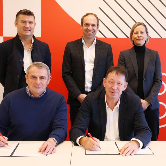 Stadtdirektor und Sportdezernent Burkhard Hintzsche unterzeichnet gemeinsam mit den Fortuna-Vorständen Klaus Allofs, Arnd Hovemann, der Leiterin des Sportamtes Eva Kulot und dem Vorstandsvorsitzenden Alexander Jobst eine langjährige Vereinbarung in der Spielstätte am Flinger Broich.