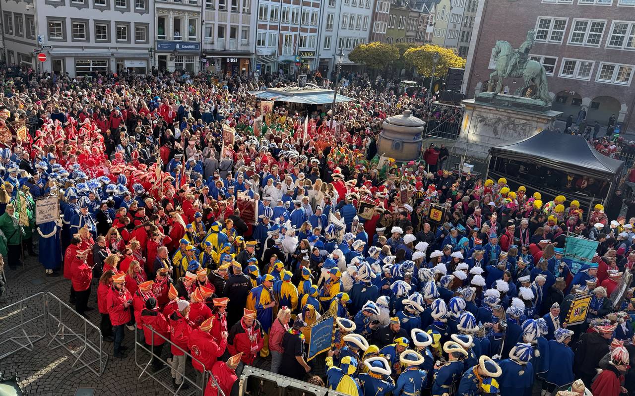 Jecken warten auf dem Marktplatz vor dem Rathaus auf die Rede des Hoppeditz.