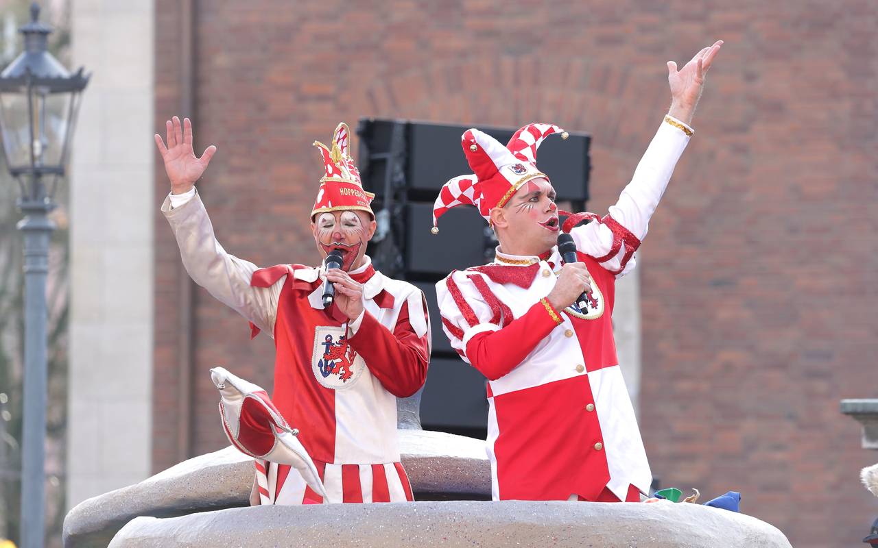 Der Hoppeditz und sein Nachfolger stehen im Senftopf auf dem Marktplatz und halten ihre Rede.