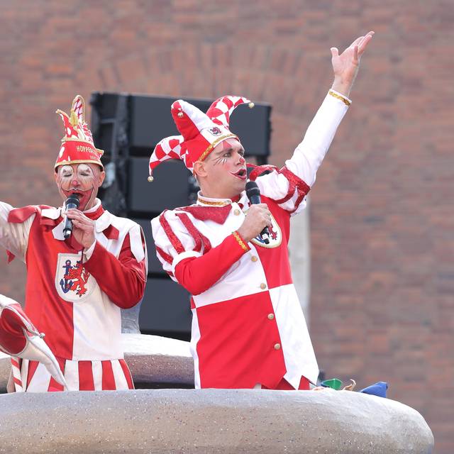 Der Hoppeditz und sein Nachfolger stehen im Senftopf auf dem Marktplatz und halten ihre Rede.