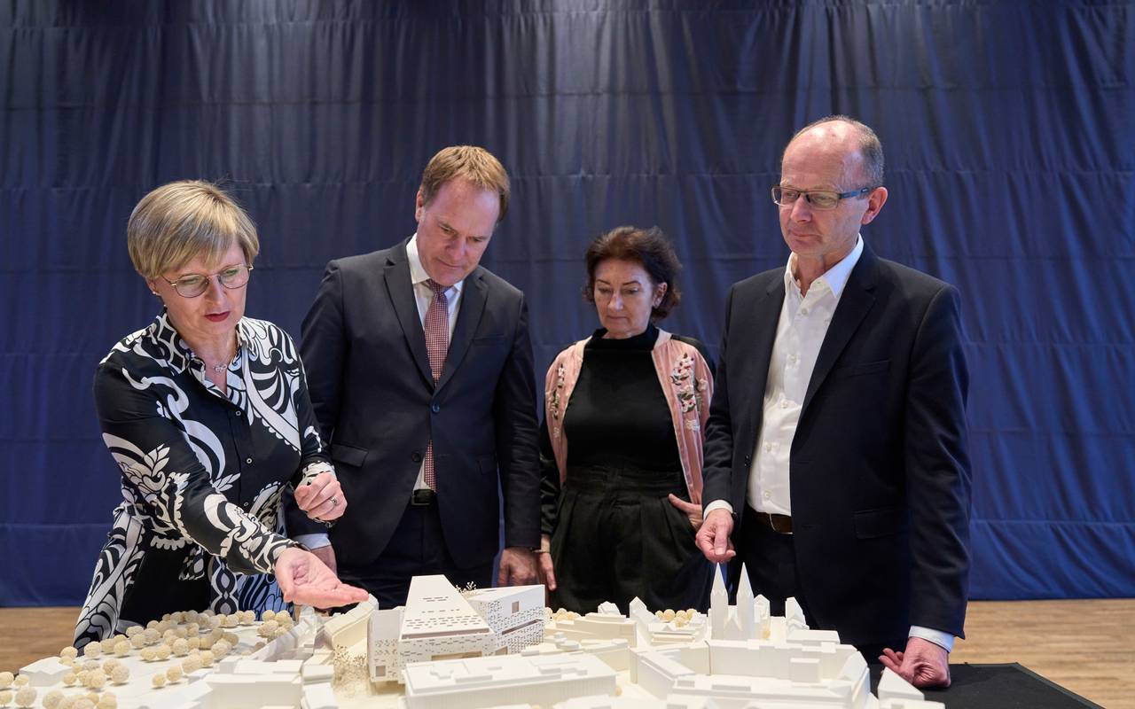 Nach der Sitzung des Preisgerichts im Wettbewerb für das "Opernhaus der Zukunft" (v.l.): Alexandra Stampler-Brown, Geschäftsführende Direktorin der Oper am Rhein, Oberbürgermeister Dr. Stephan Keller, Miriam Koch, Beigeordnete für Kultur und Integration, sowie Architekt und Stadtplaner Heiner Farwick, Vorsitzender des Preisgerichts, mit dem Modell des Siegerentwurfs.