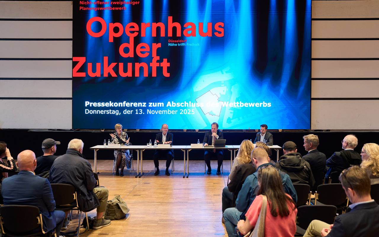 Alexandra Stampler-Brown, Geschäftsführende Direktorin der Oper am Rhein, Architekt und Stadtplaner Heiner Farwick, Vorsitzender des Preisgerichts, Oberbürgermeister Dr. Stephan Keller sowie Stadtsprecher Nils Mertens präsentierten die Siegerentwürfe.