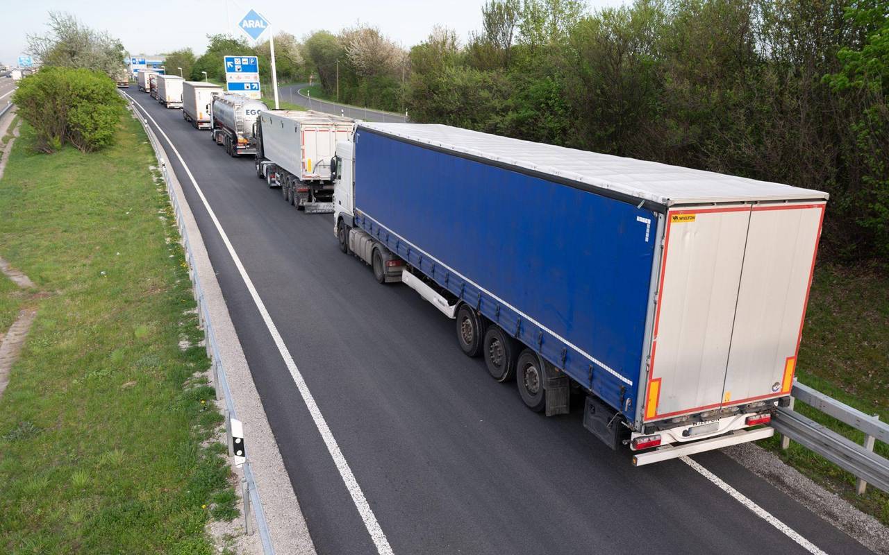 Lkw-Parkplätze auf Autobahn
