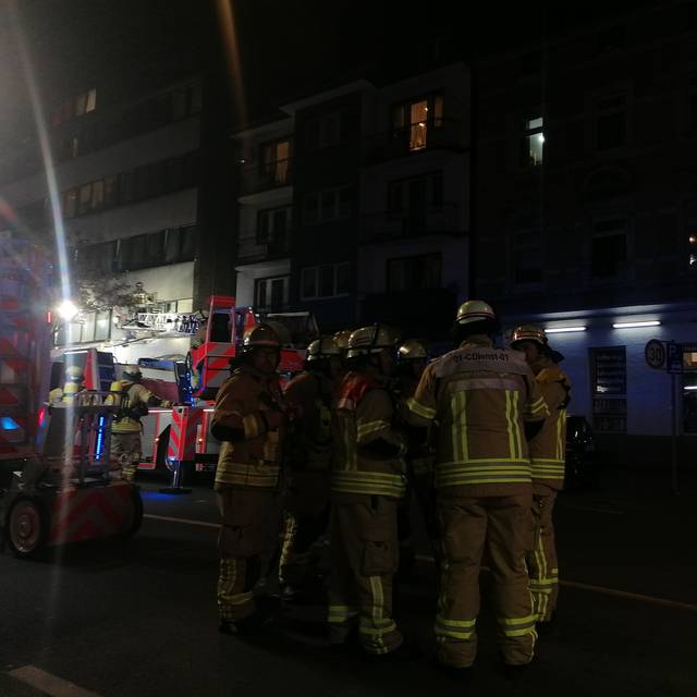 Feuerwehrmänner bei einem Einsatz auf der Markenstraße in Oberbilk.