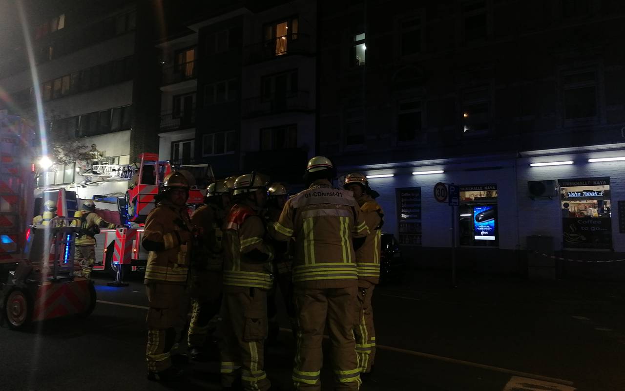 Feuerwehrmänner bei einem Einsatz auf der Markenstraße in Oberbilk.