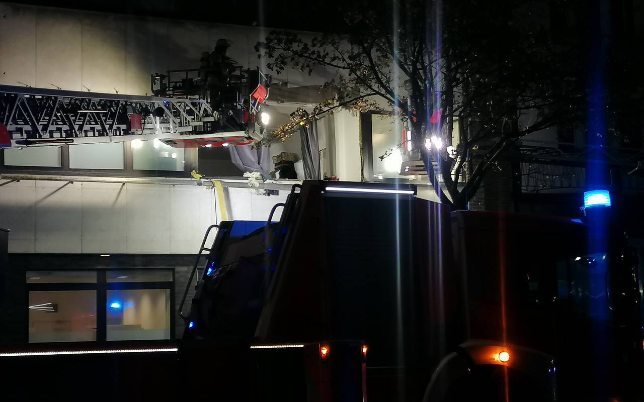 Ein Drehleitereinsatz der Feuerwehr nach einer Verpuffungsexplosion auf der Markenstraße in Oberbilk.