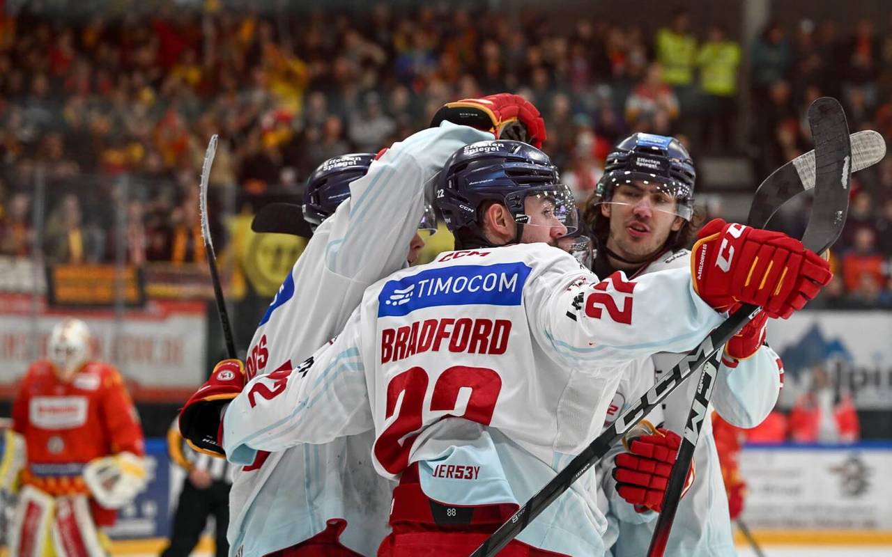 Drei DEG-Spieler bejubeln gemeinsam einen Treffer auf dem Eis.