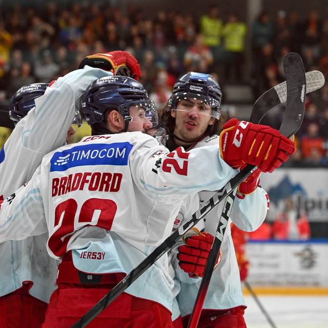 Drei DEG-Spieler bejubeln gemeinsam einen Treffer auf dem Eis.