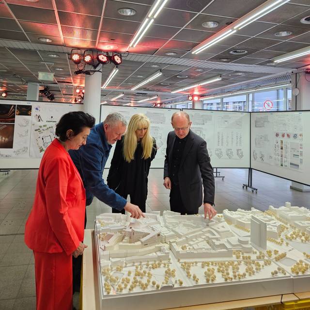 Verantwortliche schauen auf Gewinnermodell des Architektur-Wettbewerbs