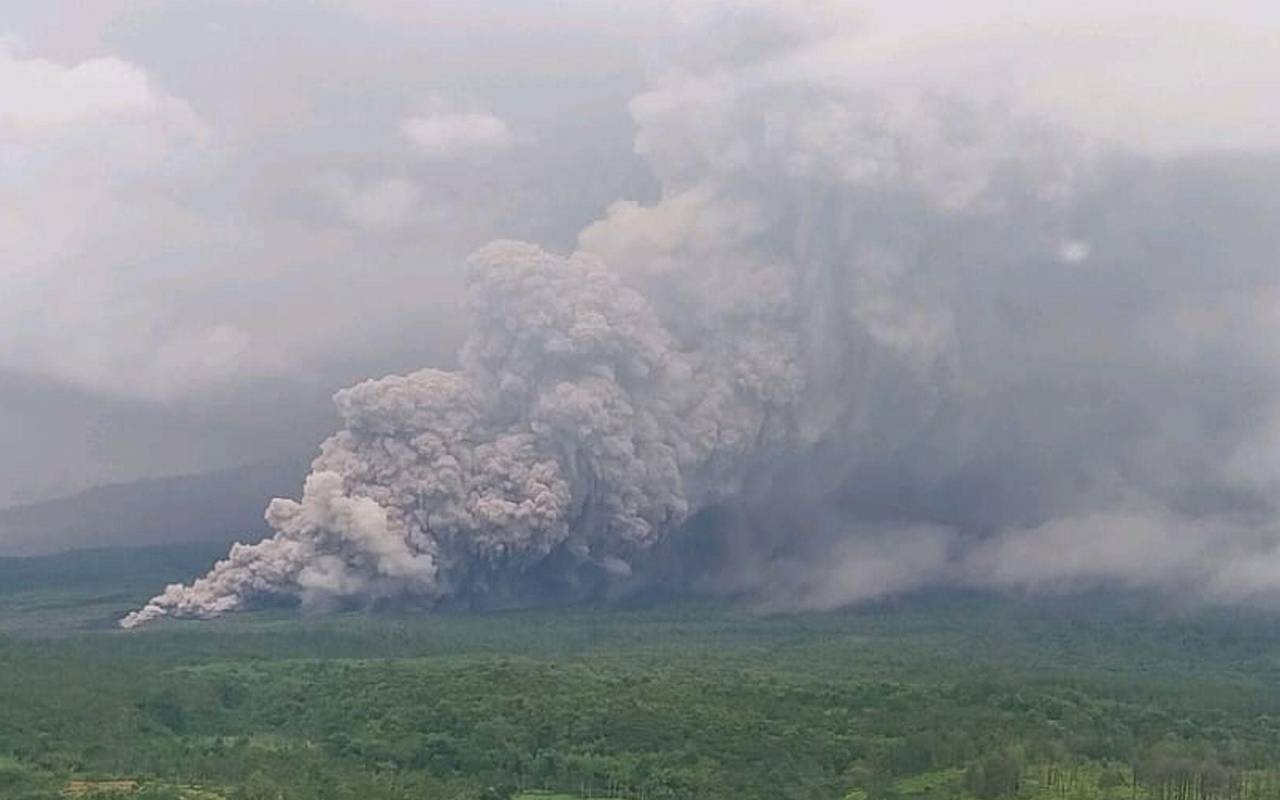 Vulkan Semeru in Indonesien spuckt Aschesäule