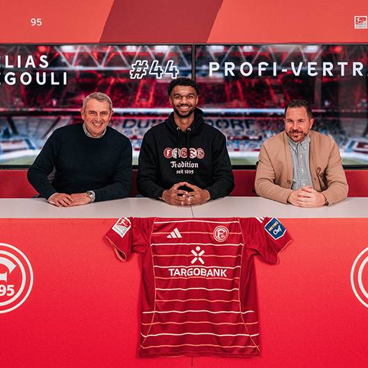 Fortuna-Spieler Elias Egouli bei der Unterzeichnung seines Profivertrages