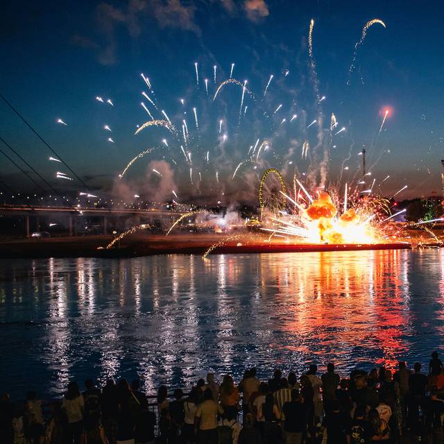Während des Feuerwerks bei der Rheinkirmes in Düsseldorf sind mehrere Feuerwerkskörper unkontrolliert explodiert..