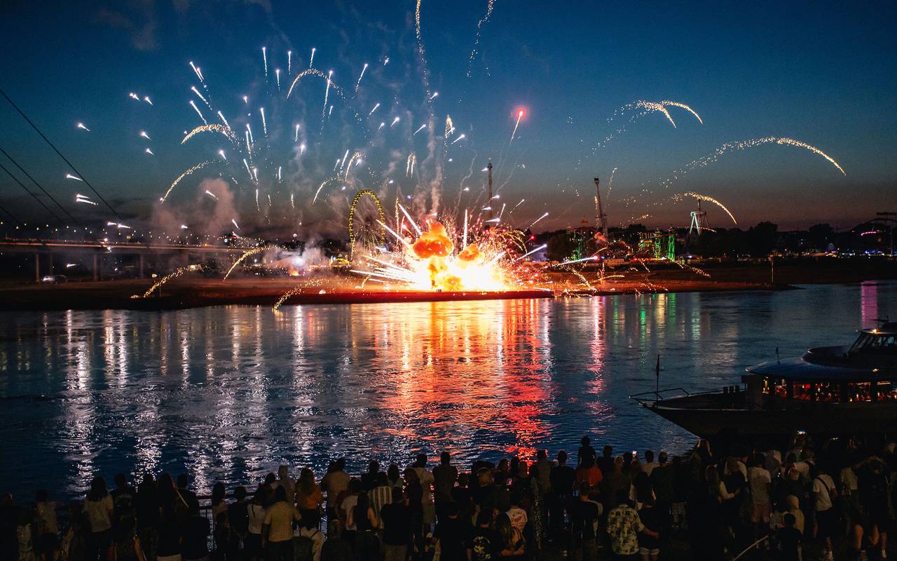 Während des Feuerwerks bei der Rheinkirmes in Düsseldorf sind mehrere Feuerwerkskörper unkontrolliert explodiert..