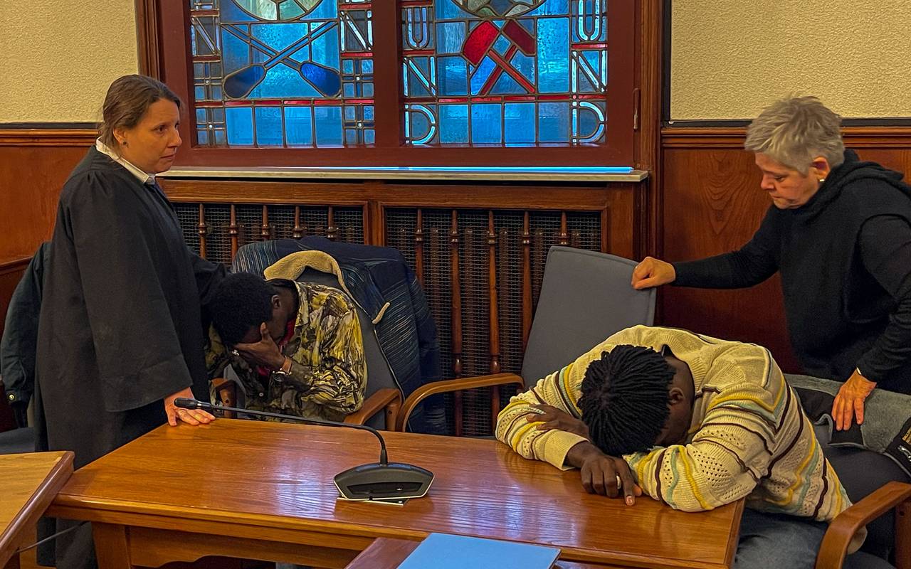 Im Dortmunder Landgericht sind die Reaktion auf den Freispruch von fünf Polizeibeamtinnen und -beamten.