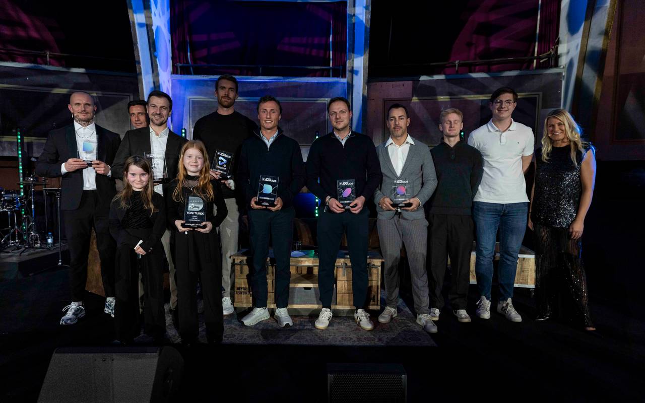 Die Gewinnerinnen und Gewinner der D.Sports Awards 2025 stehen nebeneinander und halten die Preise in der Hand.